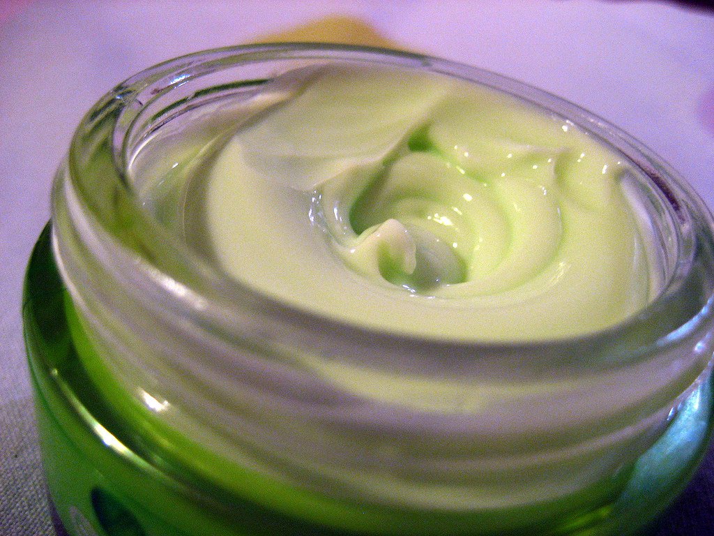 Crema facial en un frasco abierto