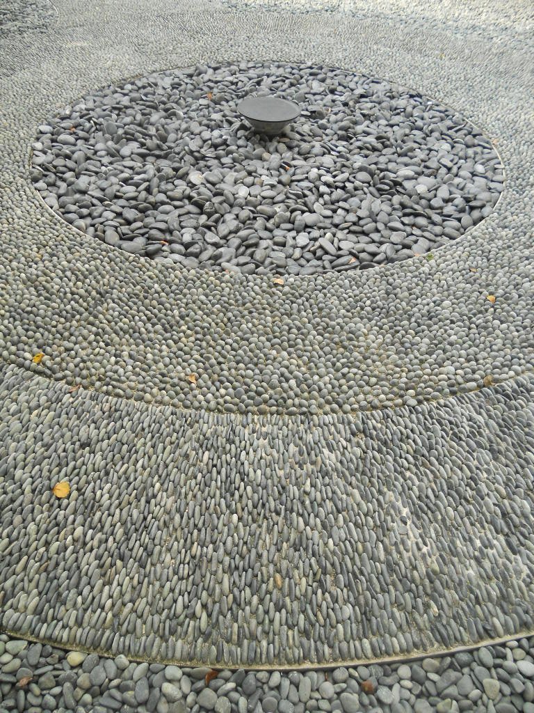 Piedras de masaje sobre un jardín zen